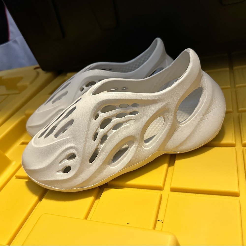 EUC miss Lola Foam Runner Sz 39 shoes beige off white